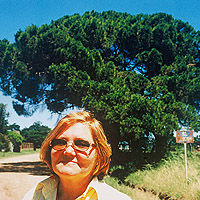 Myrta Rosales (nom de jeune fille) de Pucci (nom du mari ), descendante de la famille Barlaray (VS), devant l'arbre qu'auraient plantés les premiers colons suisses en 1856, Baradero, novembre 1998. Photo Christophe Mauron.